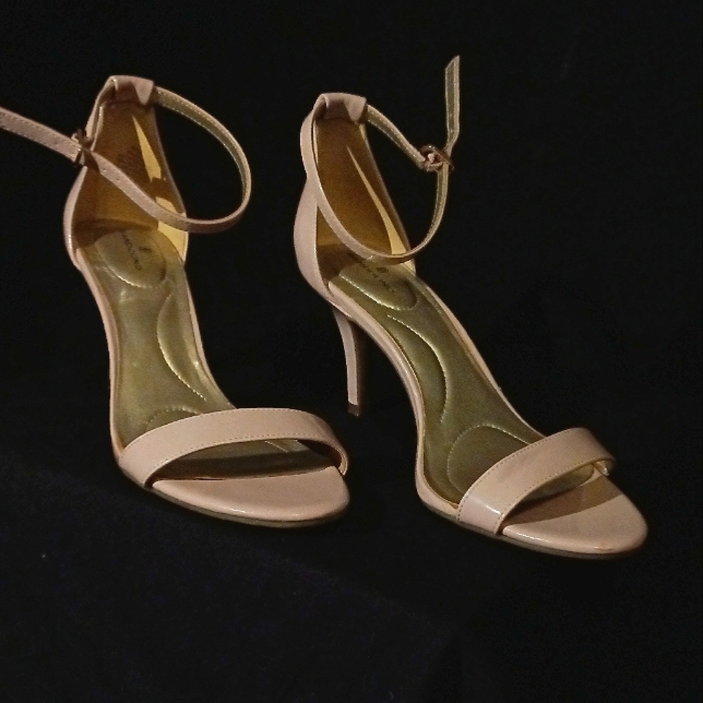 Bandolino peach tan size 8 and 1/2 heels
